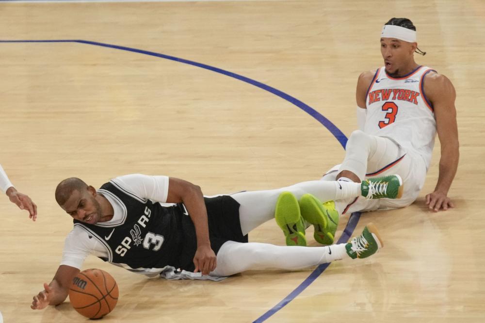 而库里则更 而库里则更